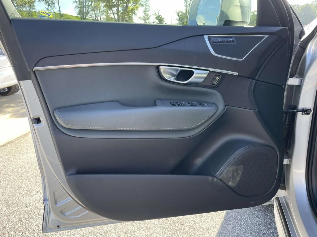 Used 2020 Bright Silver Metallic Volvo Momentum image 5