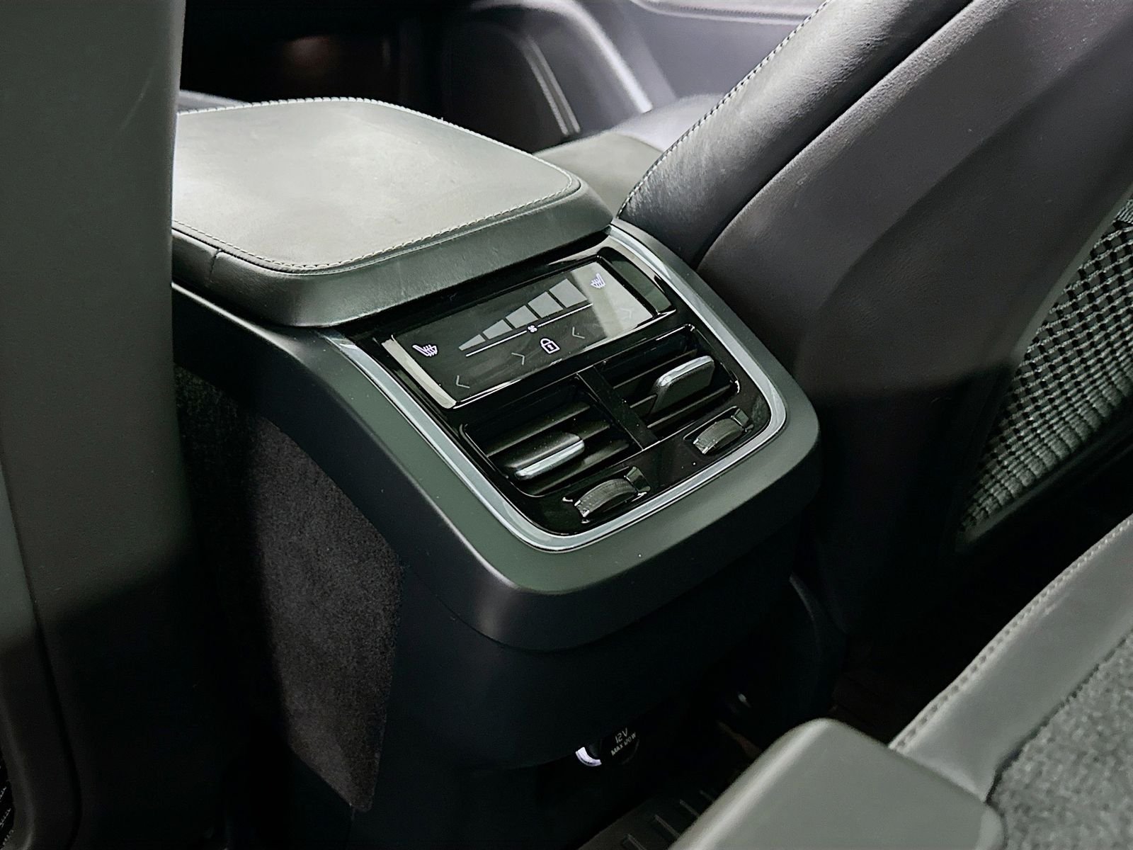 Used 2019 Blue Metallic Volvo T6 R-Design image 27