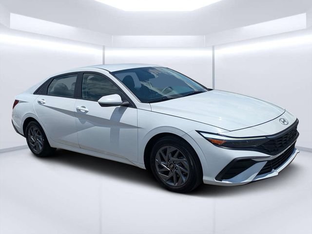 Used 2024 White Hyundai SEL image 1