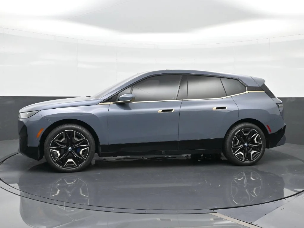 Used 2024 Gray BMW xDrive50 image 3