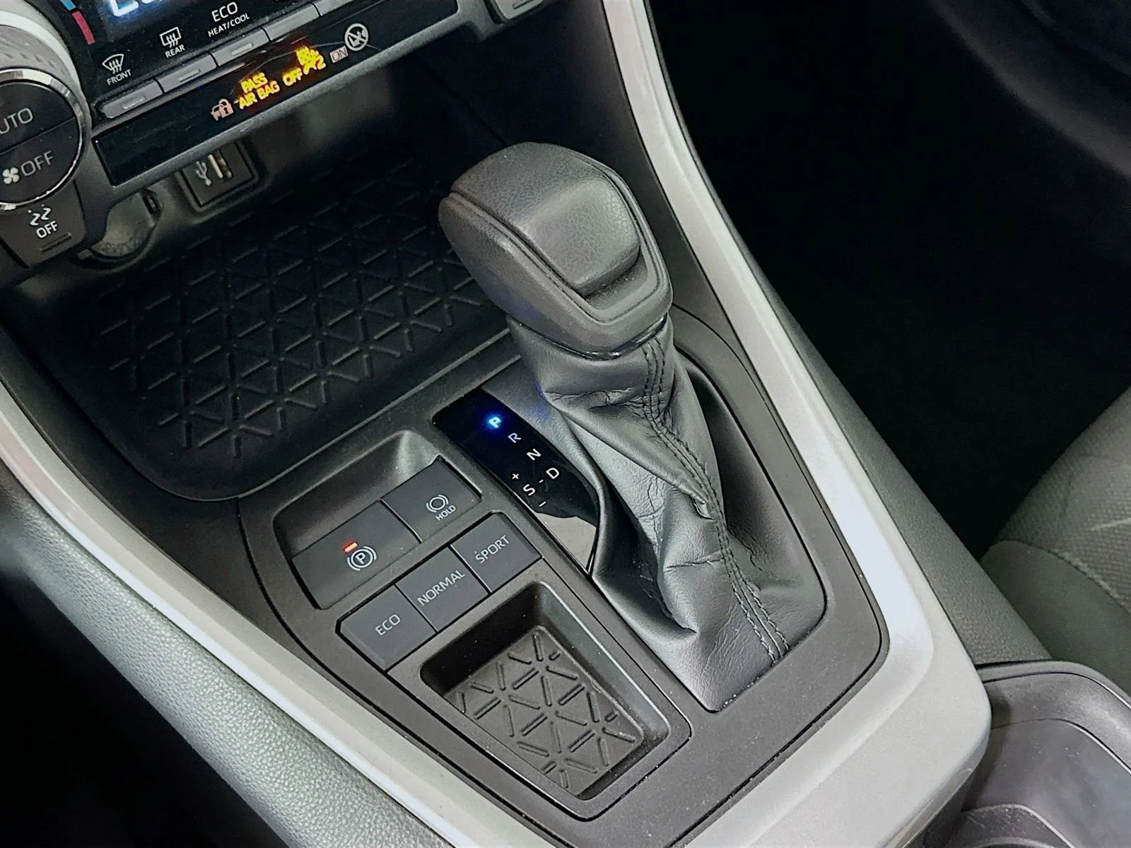 2023 Toyota RAV4 XLE - Photo 18