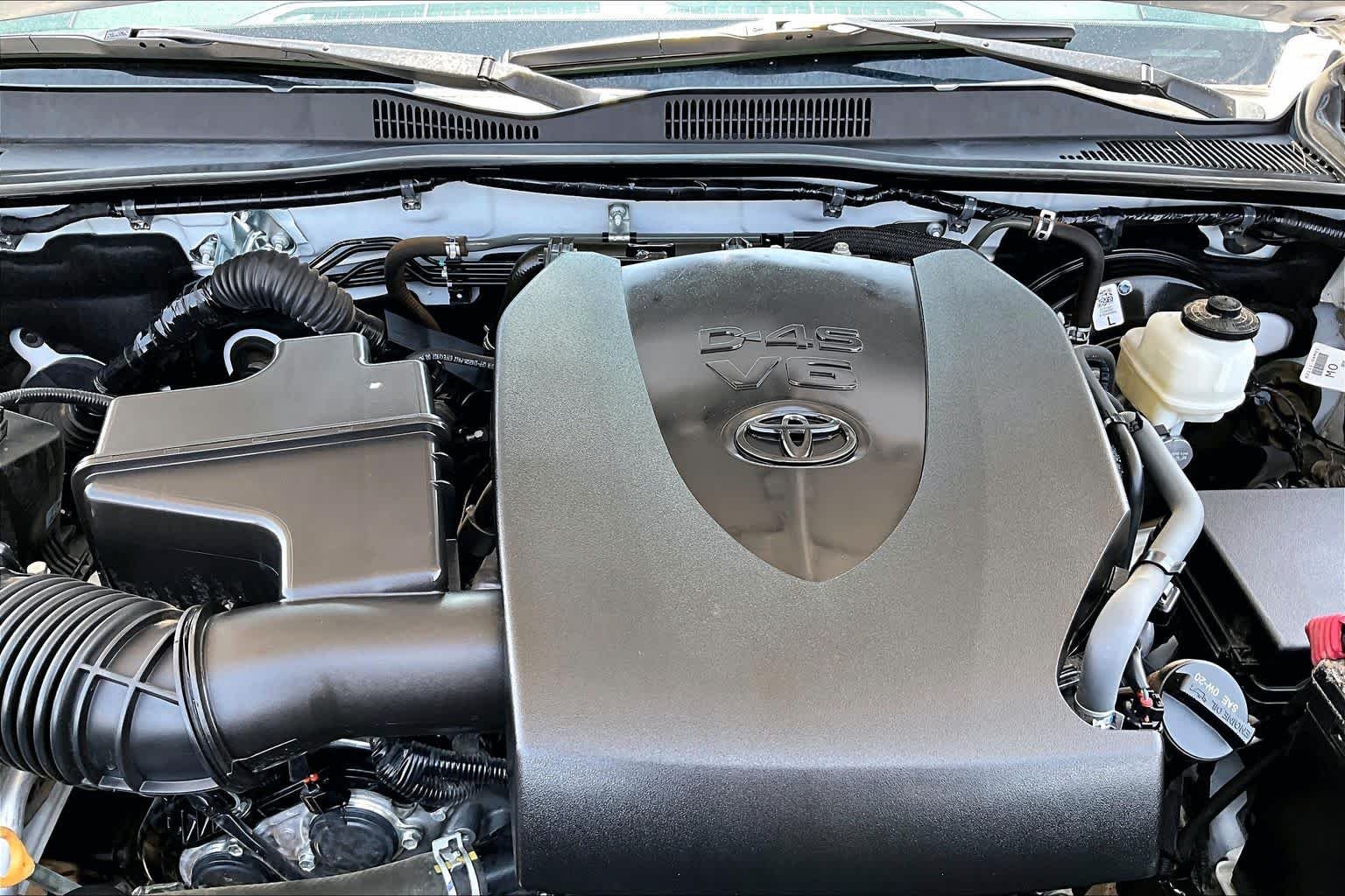 Used 2022 White Toyota SR5 image 31