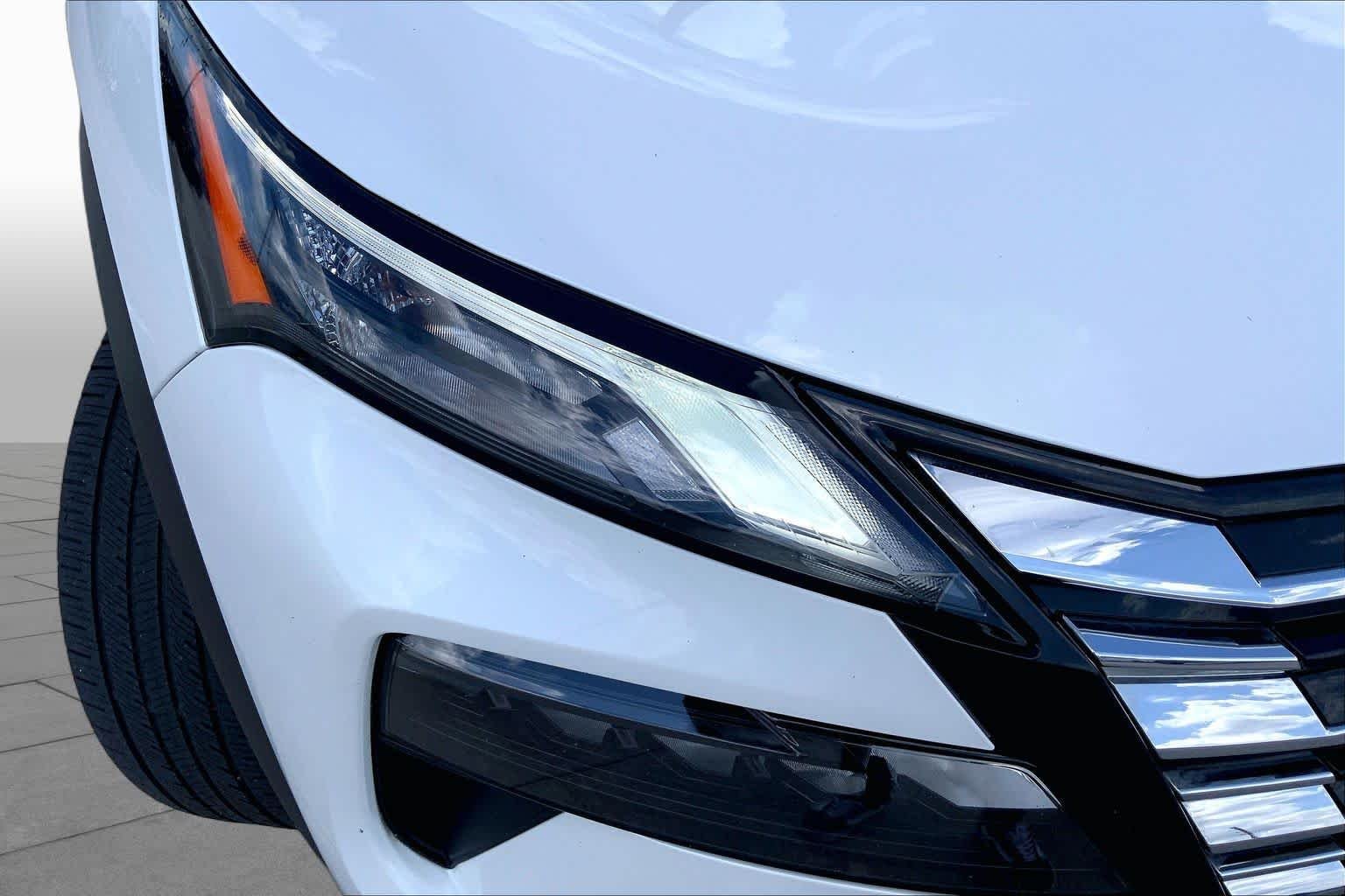 Used 2024 Everest White Pearl Nissan SV image 25