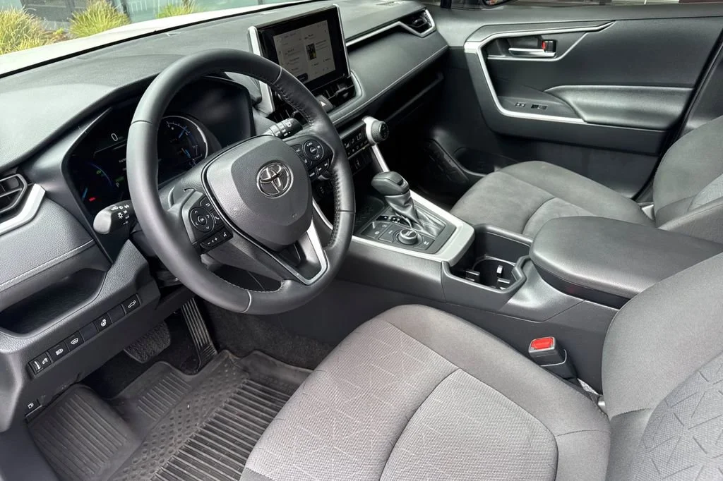 2025 Toyota RAV4 XLE - Photo 10