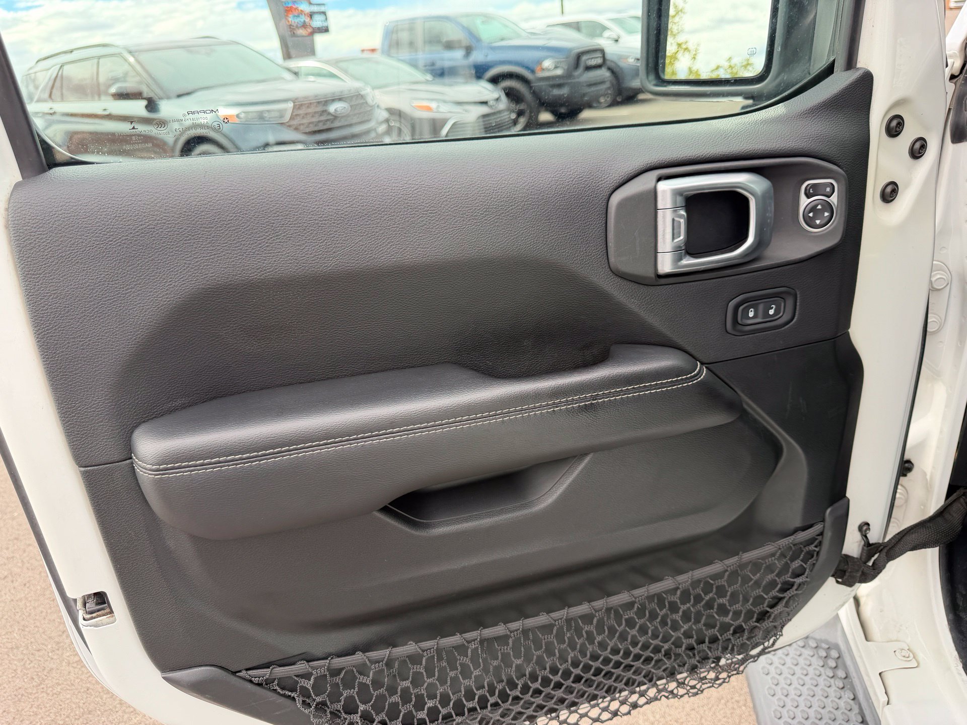 Used 2020 White Jeep Unlimited Sahara image 31