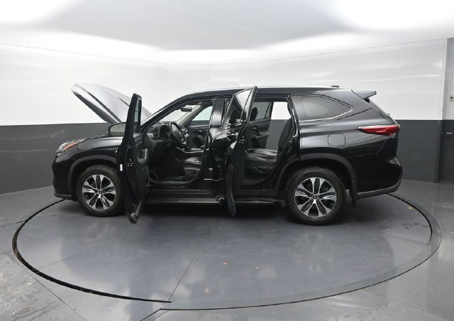 Used 2021 Black Toyota XLE image 43