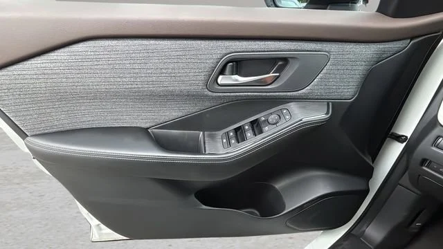 Used 2023 White Nissan SV FWD image 17