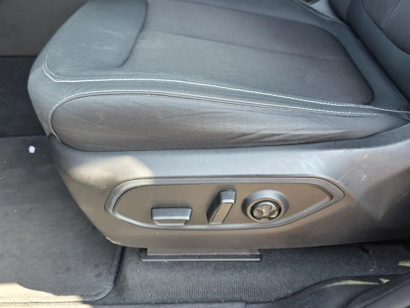 Used 2024 Diamond Black Crystal Pearlcoat Jeep Laredo image 23