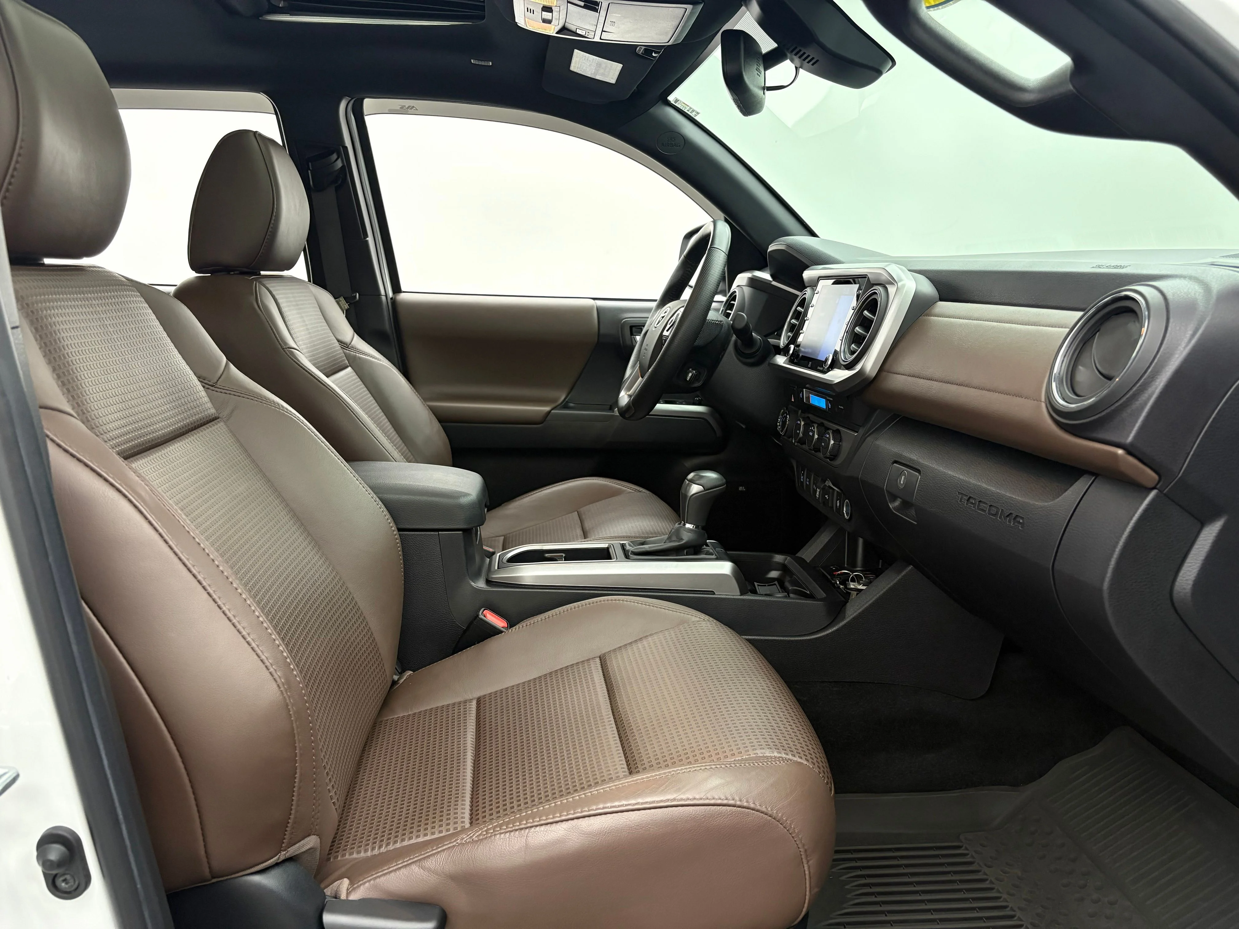 Used 2023 Ice Toyota Limited image 34