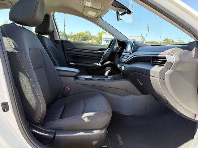Used 2025 White Nissan 2.5 SV image 13