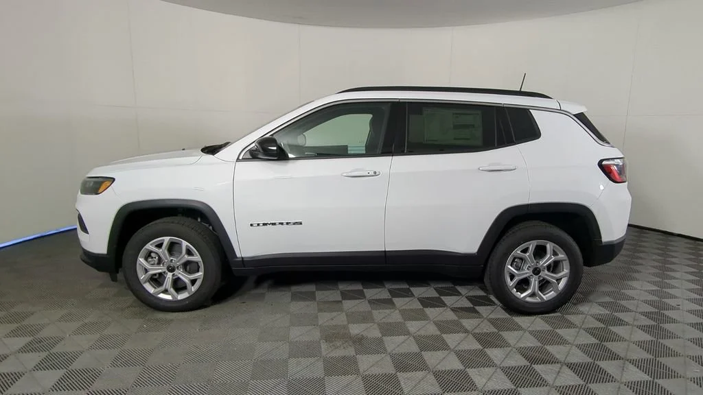 New 2026 Bright White Clear-Coat Exterior Paint Jeep Latitude image 8