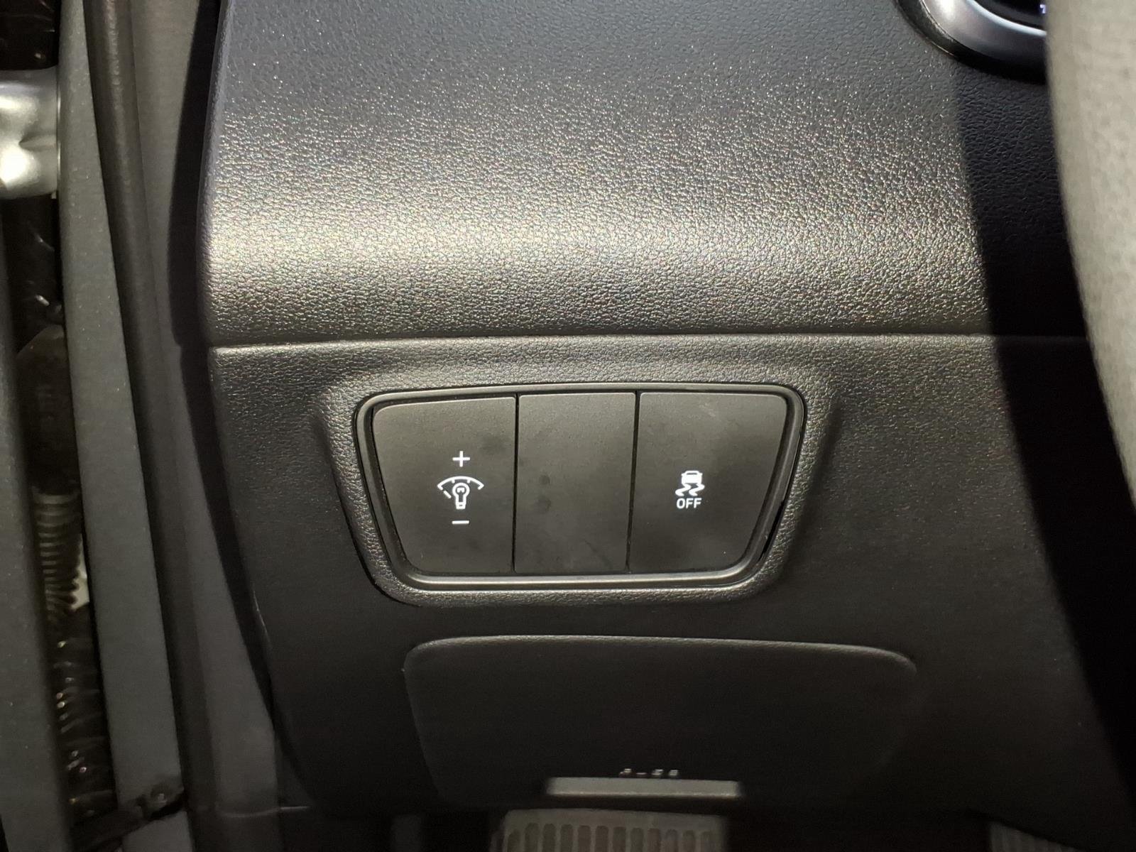 Used 2022 Shimmering Silver Hyundai SE image 14