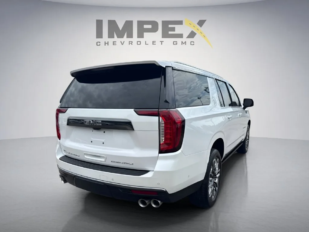 Used 2023 White Frost Tricoat GMC Denali Ultimate image 5