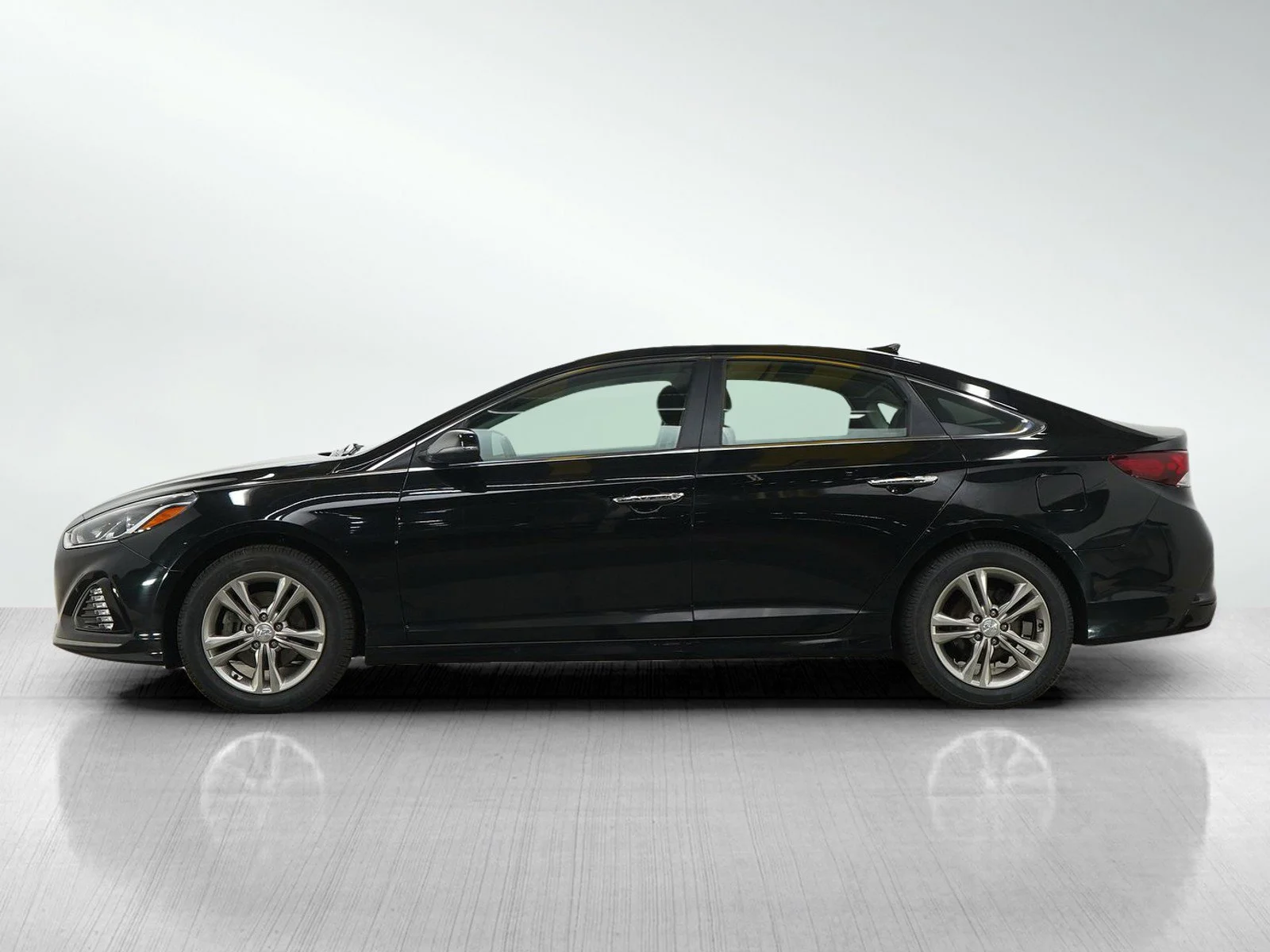 Used 2019 Hyundai Sonata SEL with VIN 5NPE34AFXKH782546 for sale in Burnsville, Minnesota