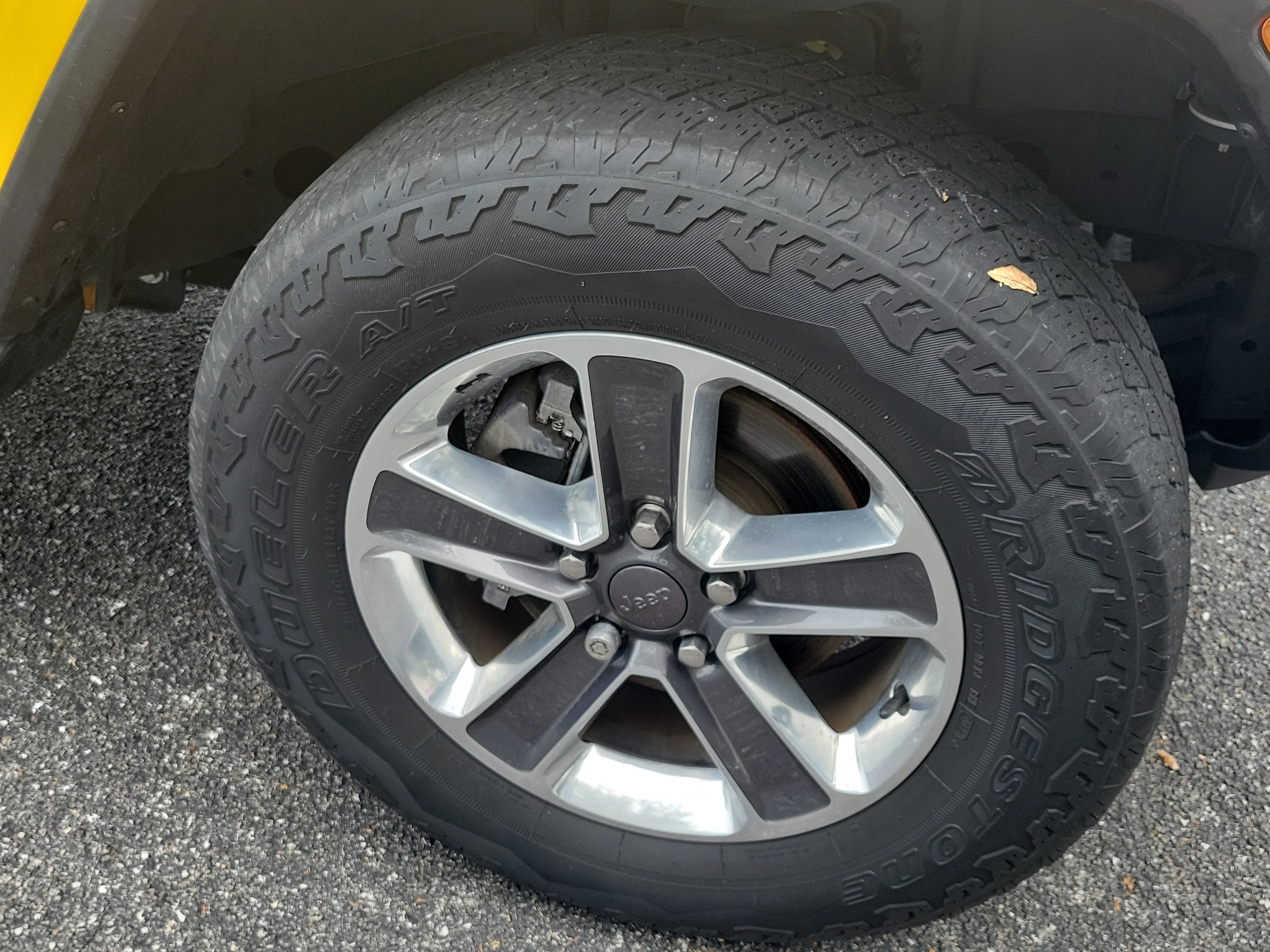 Used 2018 Hellayella Clearcoat Jeep Sahara image 8