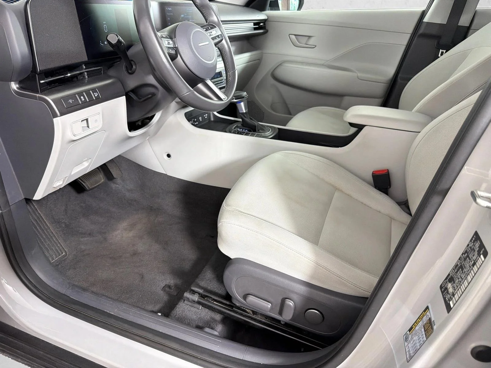 Used 2024 White Hyundai SEL image 9