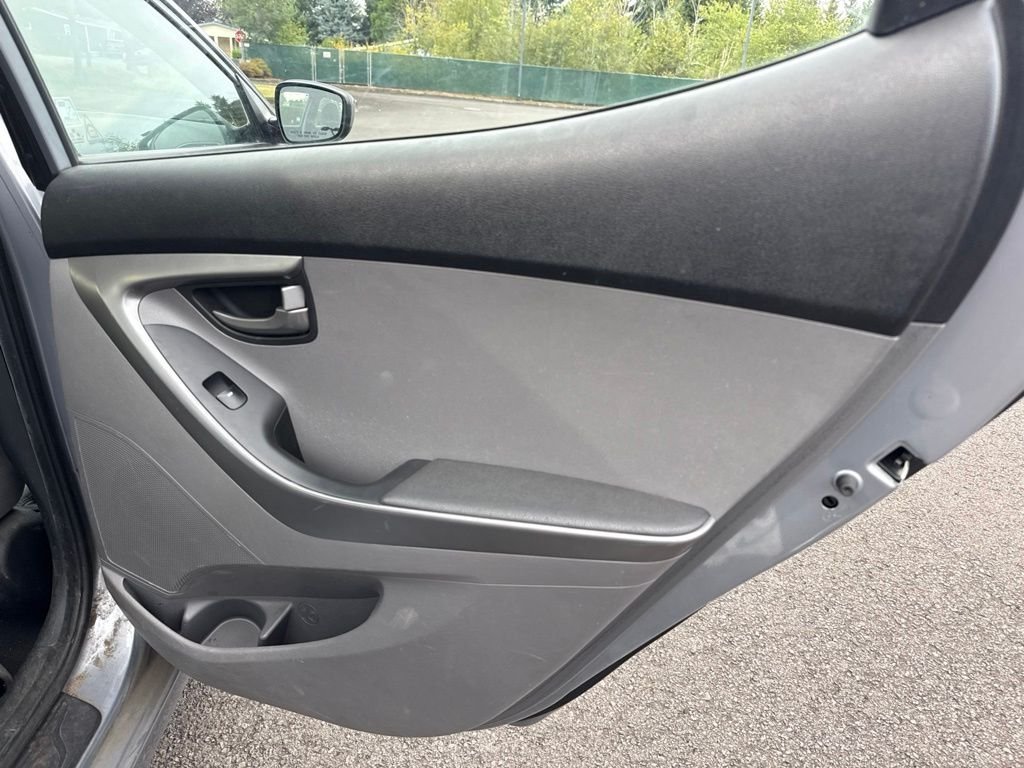 Used 2016 Shale Gray Metallic Hyundai SE image 18
