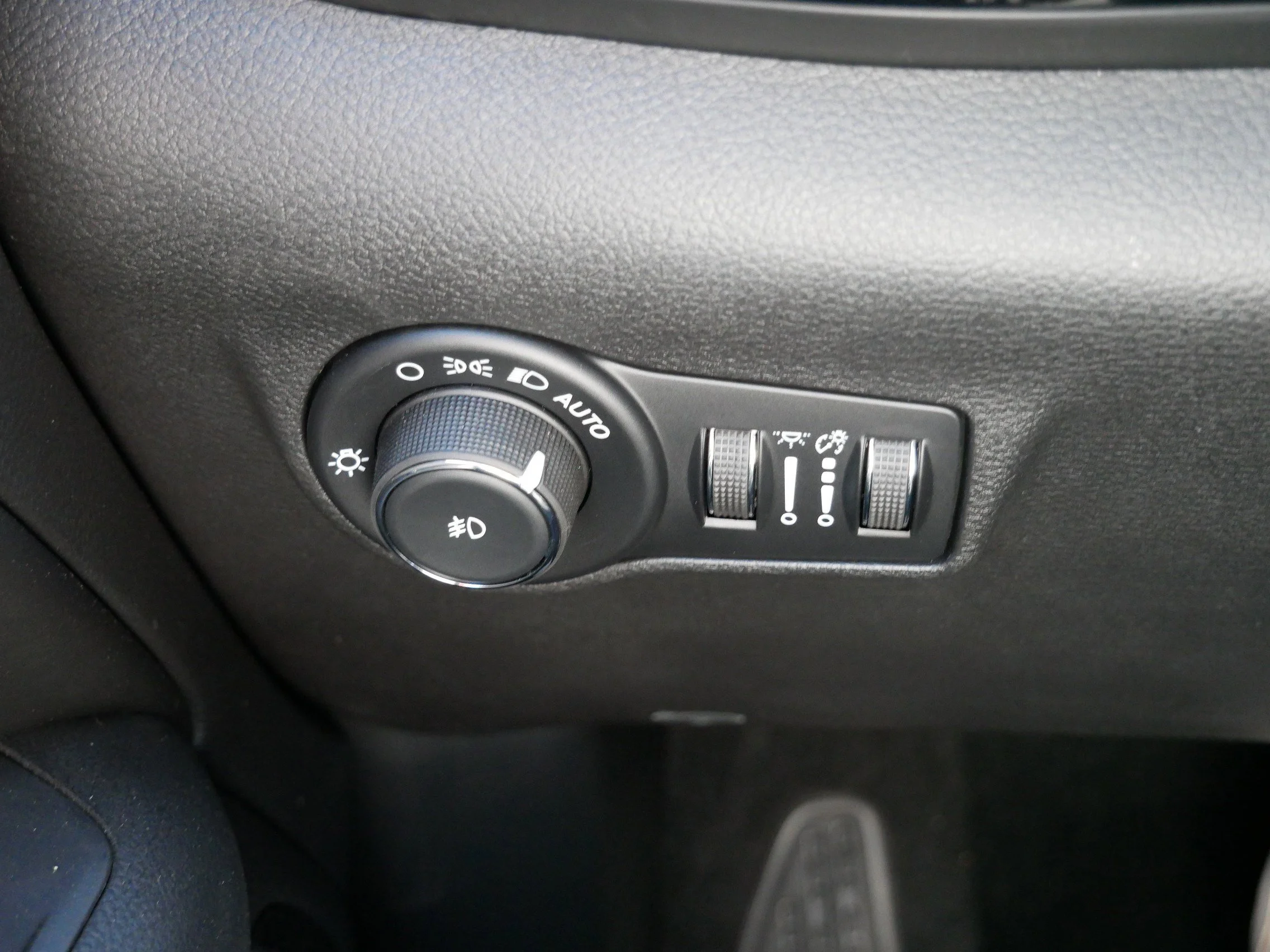 New 2026 Diamond Black Crystal Pearlcoat Jeep Latitude Altitude image 18