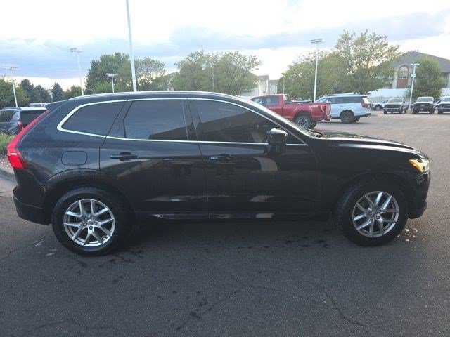 Used 2020 Onyx Black Metallic Volvo Momentum image 6