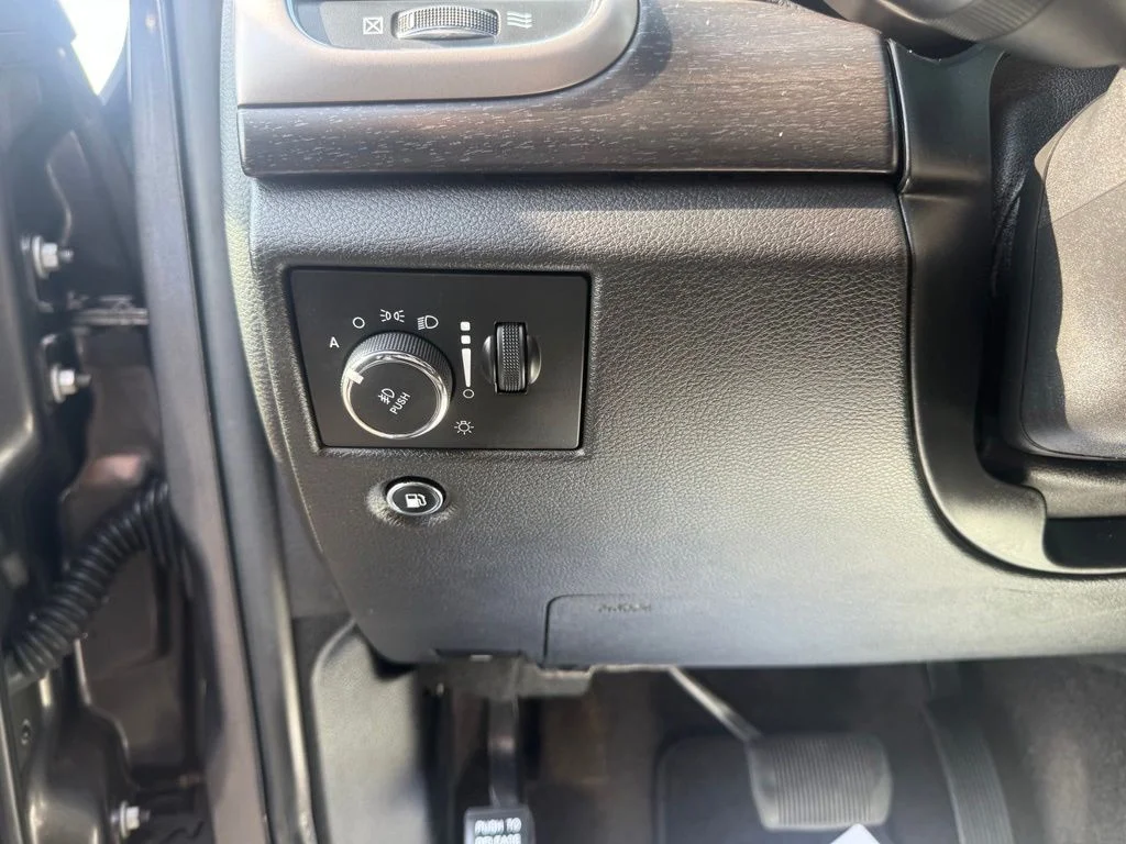 Used 2018 Gray Jeep Altitude image 15