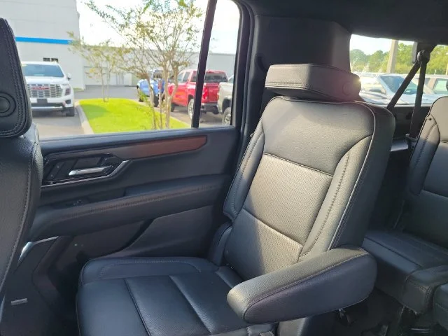 2025 GMC Yukon XL Denali - Photo 12