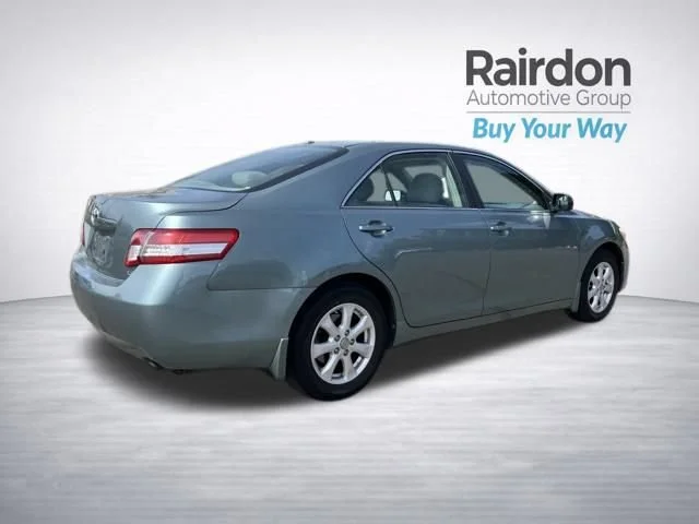 Used 2010  Toyota LE image 7
