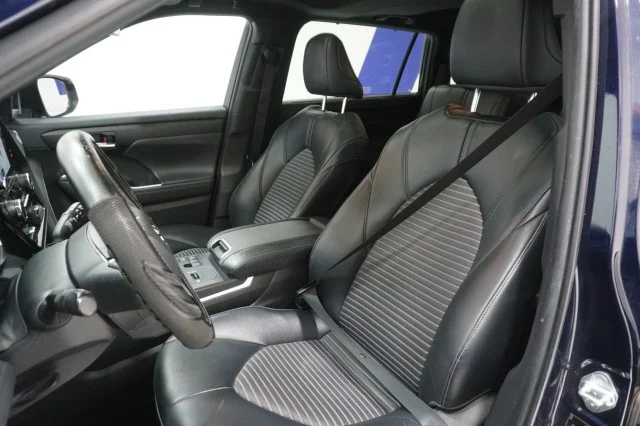 Used 2023  Toyota XSE image 17