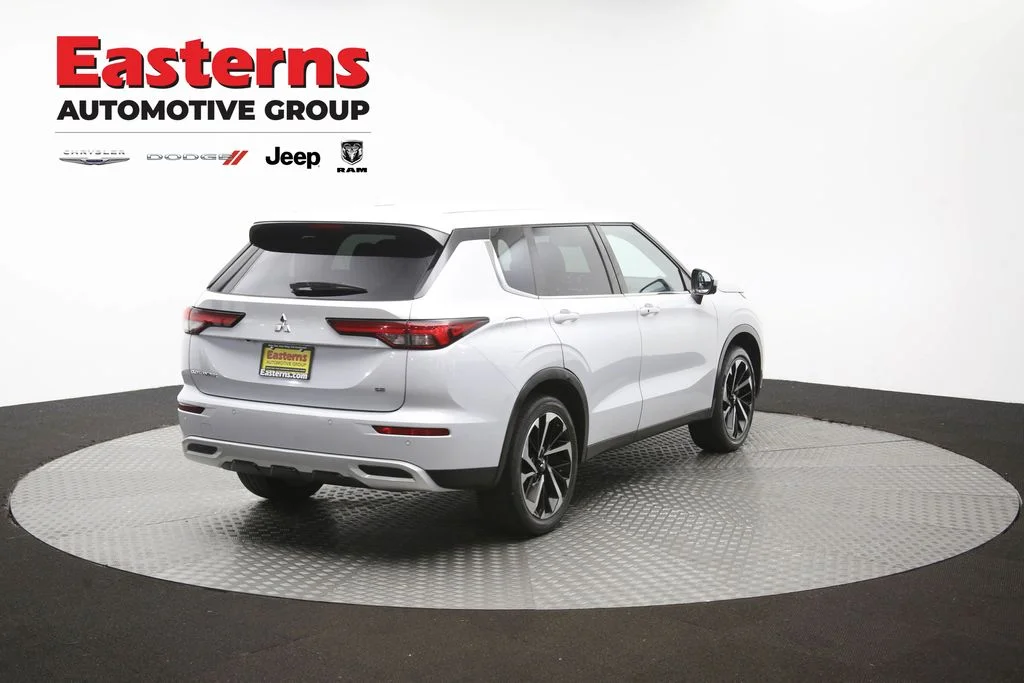 Used 2022 White Mitsubishi SE image 39