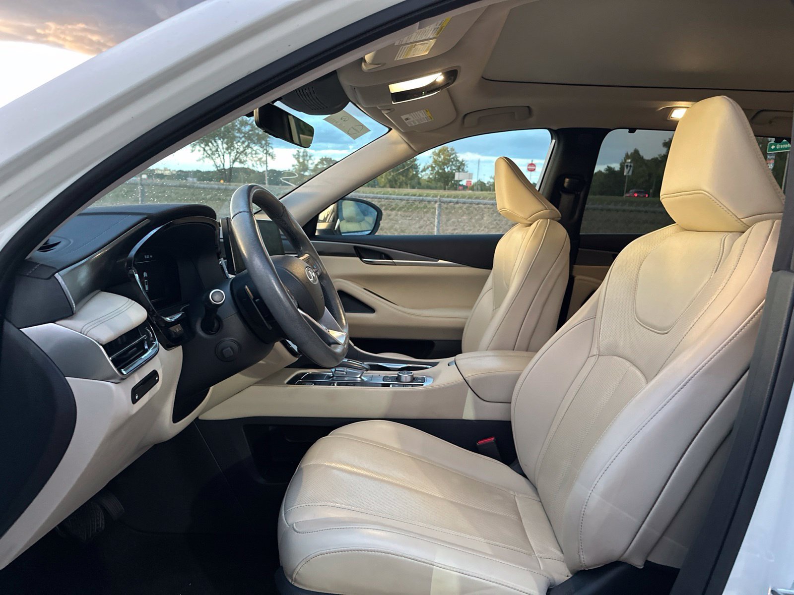 Used 2024 White INFINITI LUXE image 15