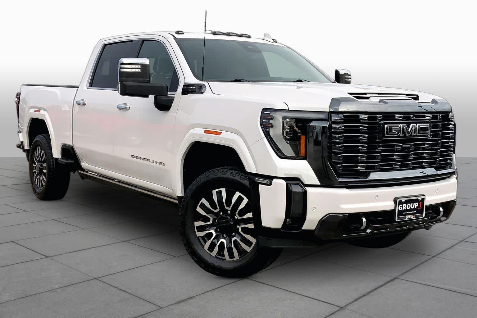 Used 2024 White Frost Tricoat GMC Denali Ultimate image 3