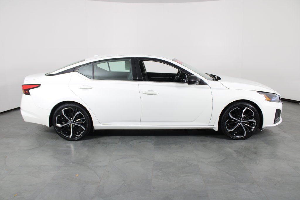 2023 Nissan Altima SR - Photo 11