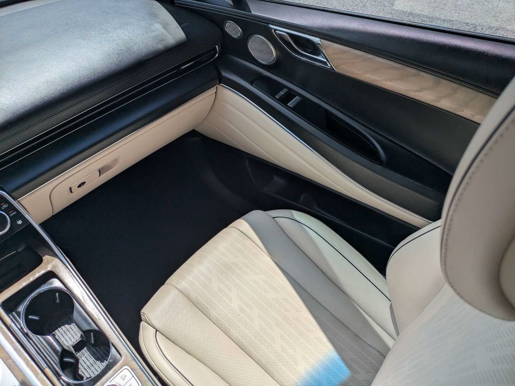Used 2022 White Genesis 3.5T image 18