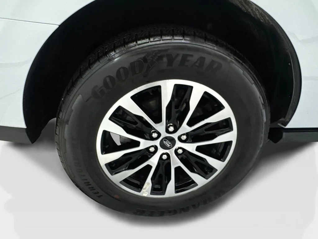 Used 2025 Silver Ford Platinum image 92