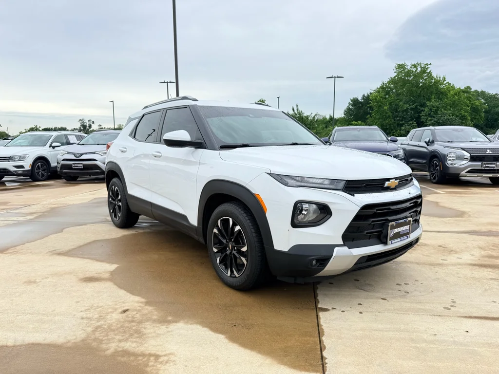 Used 2021 Summit White Chevrolet LT image 3
