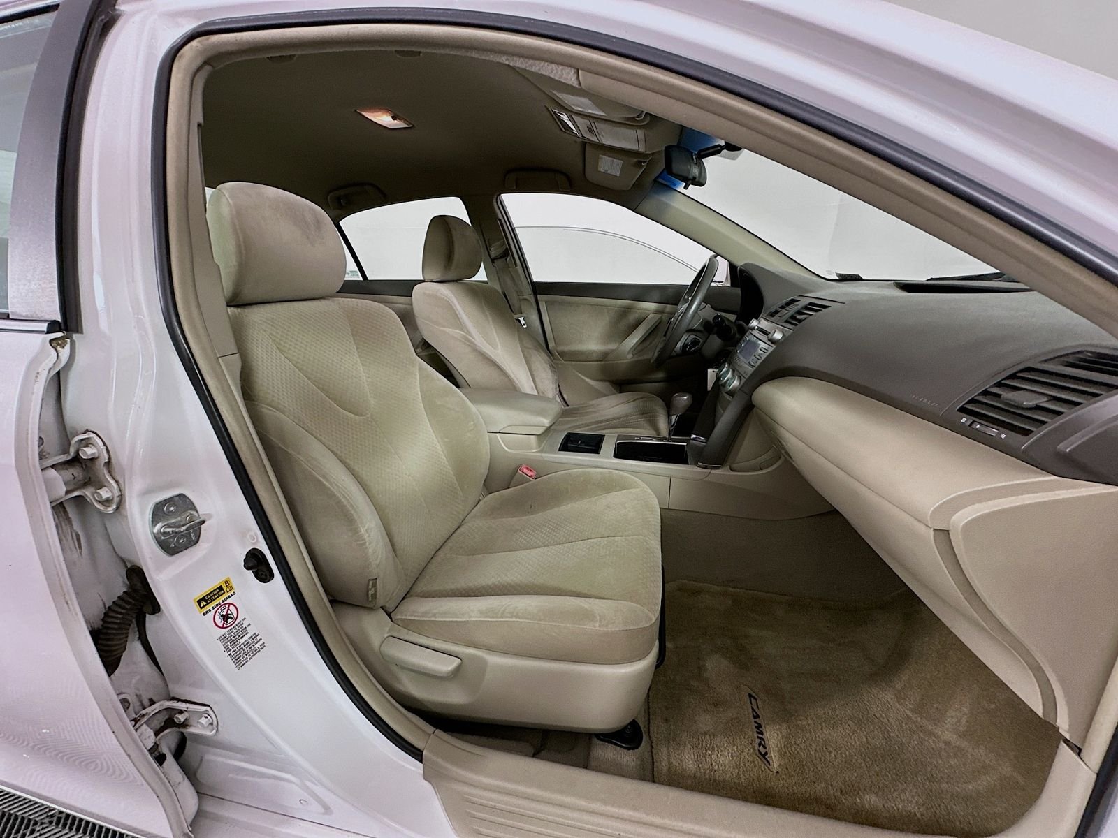 Used 2009 Super White Toyota LE image 24