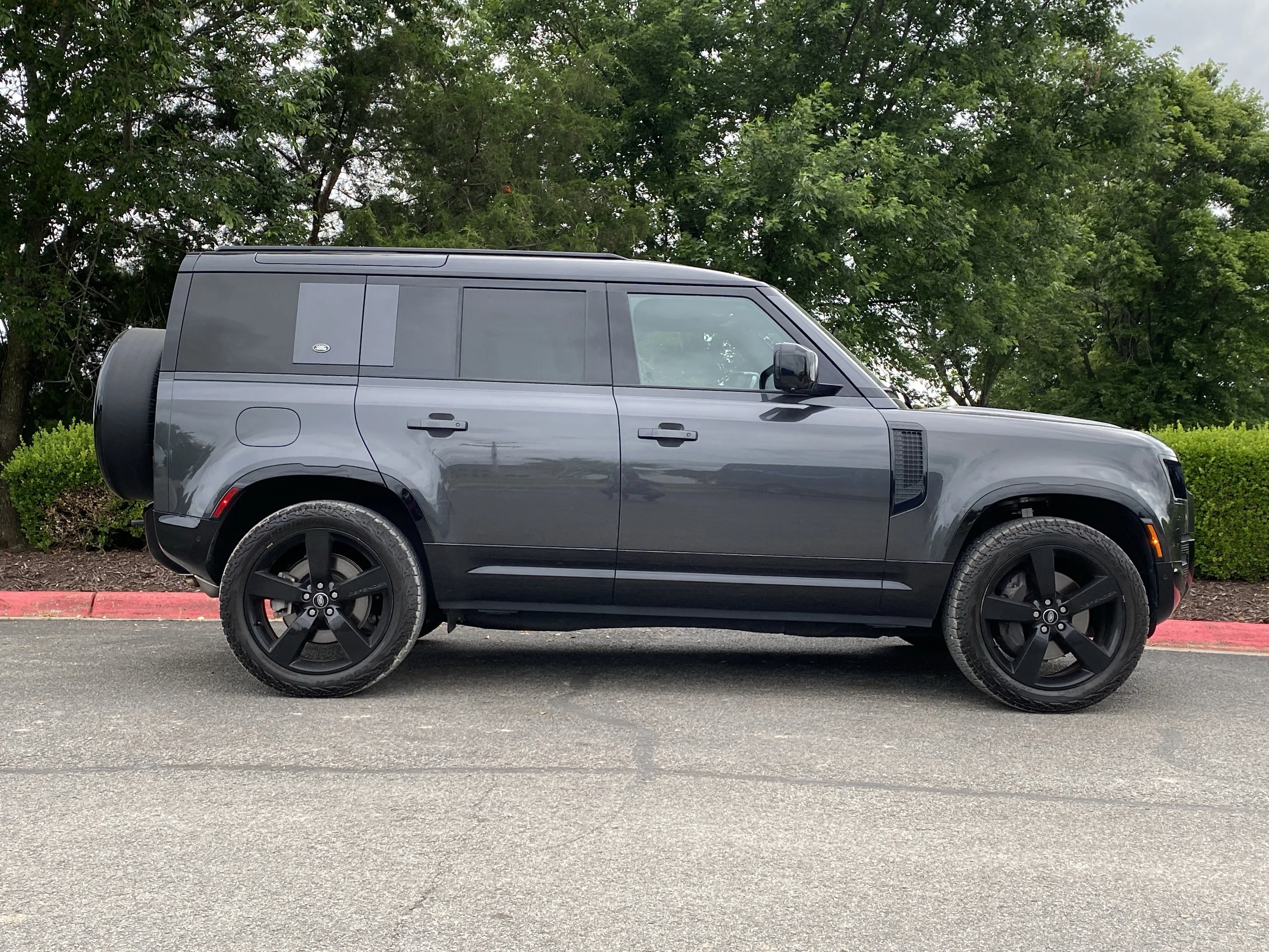 Used 2023 Black Land Rover X-Dynamic SE image 2