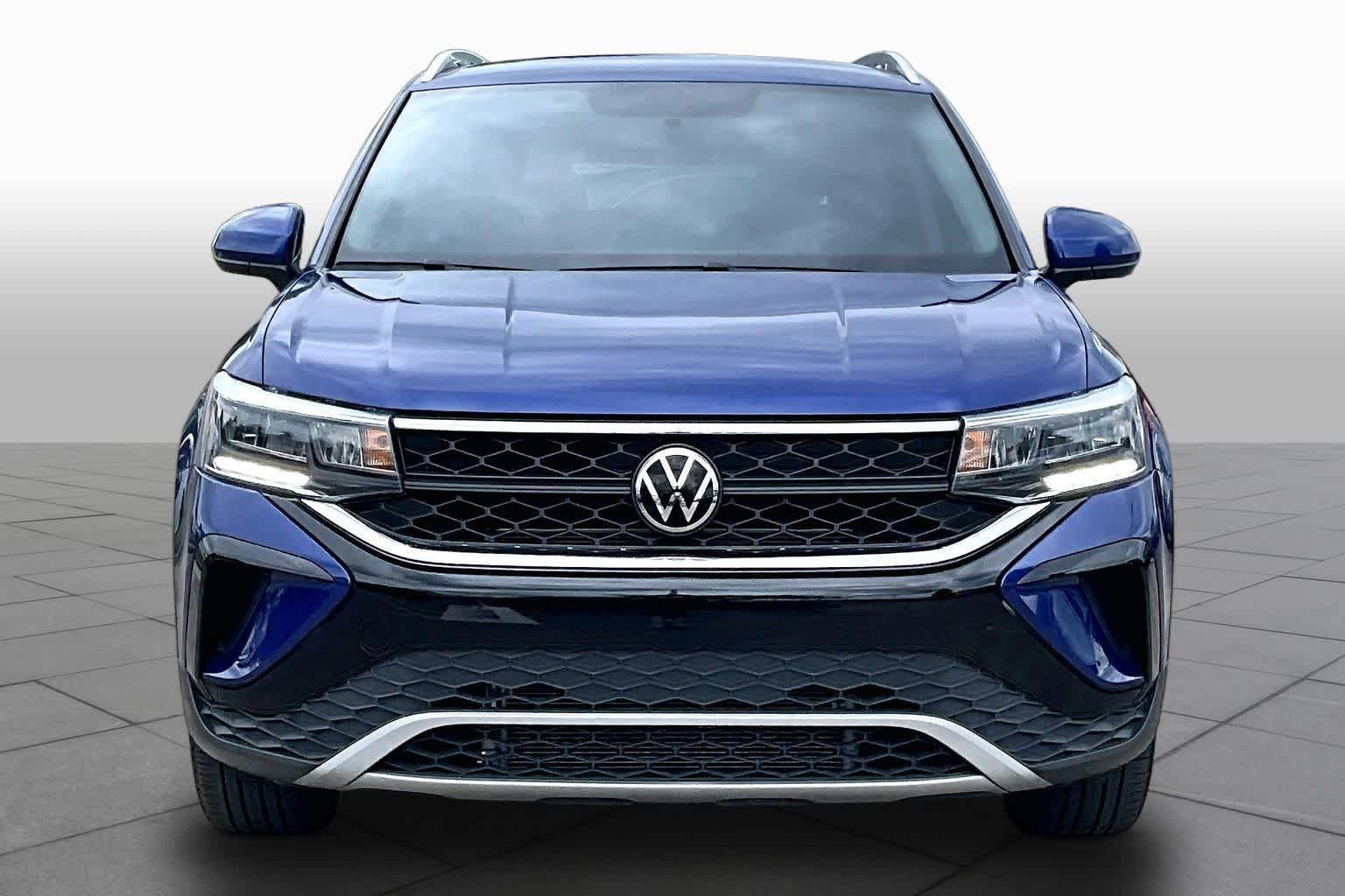Used 2022 Dusk Blue Metallic Volkswagen SE image 4