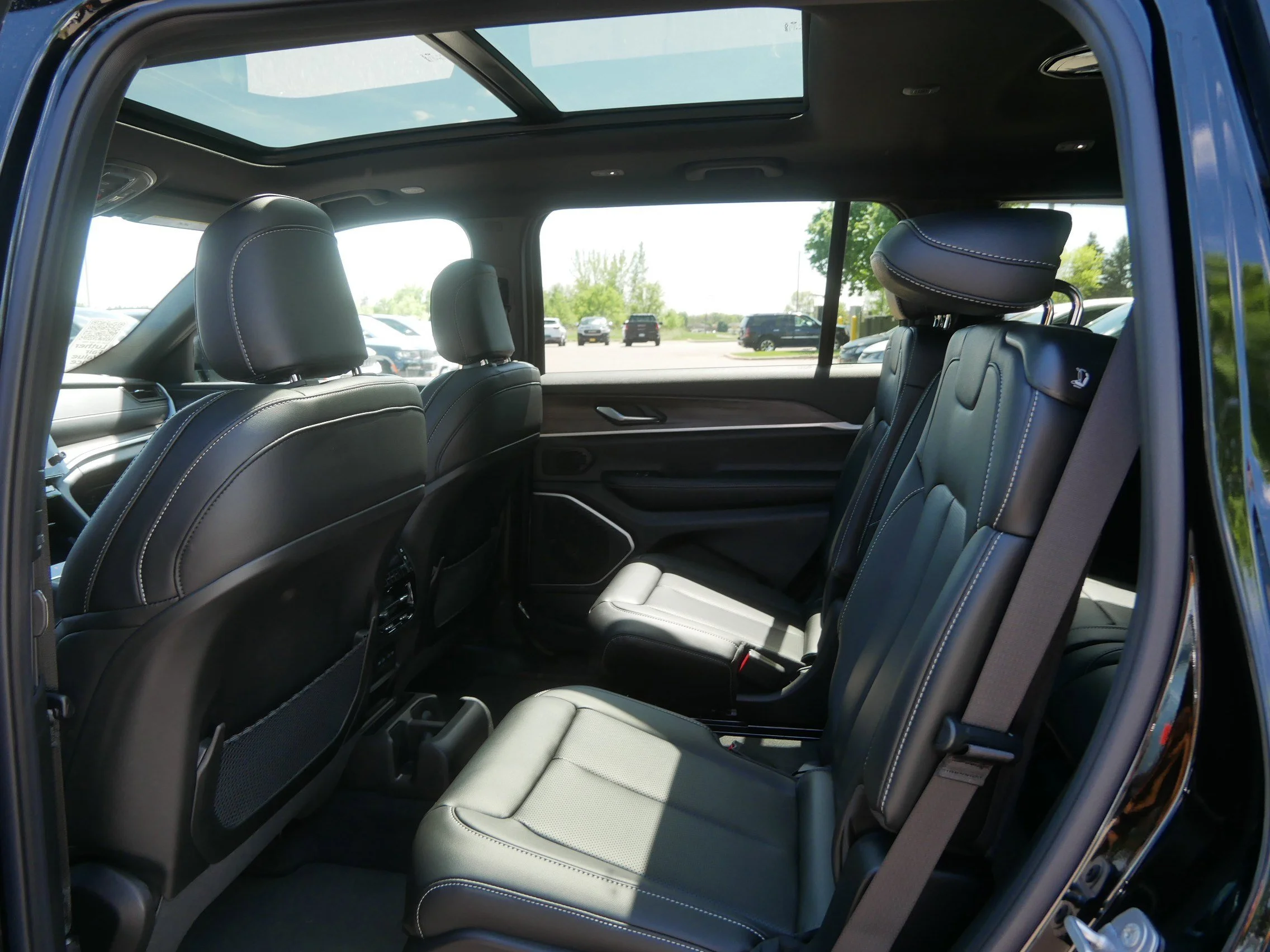 New 2026 Diamond Black Crystal Pearl-Coat Exterior Paint Jeep Limited image 6