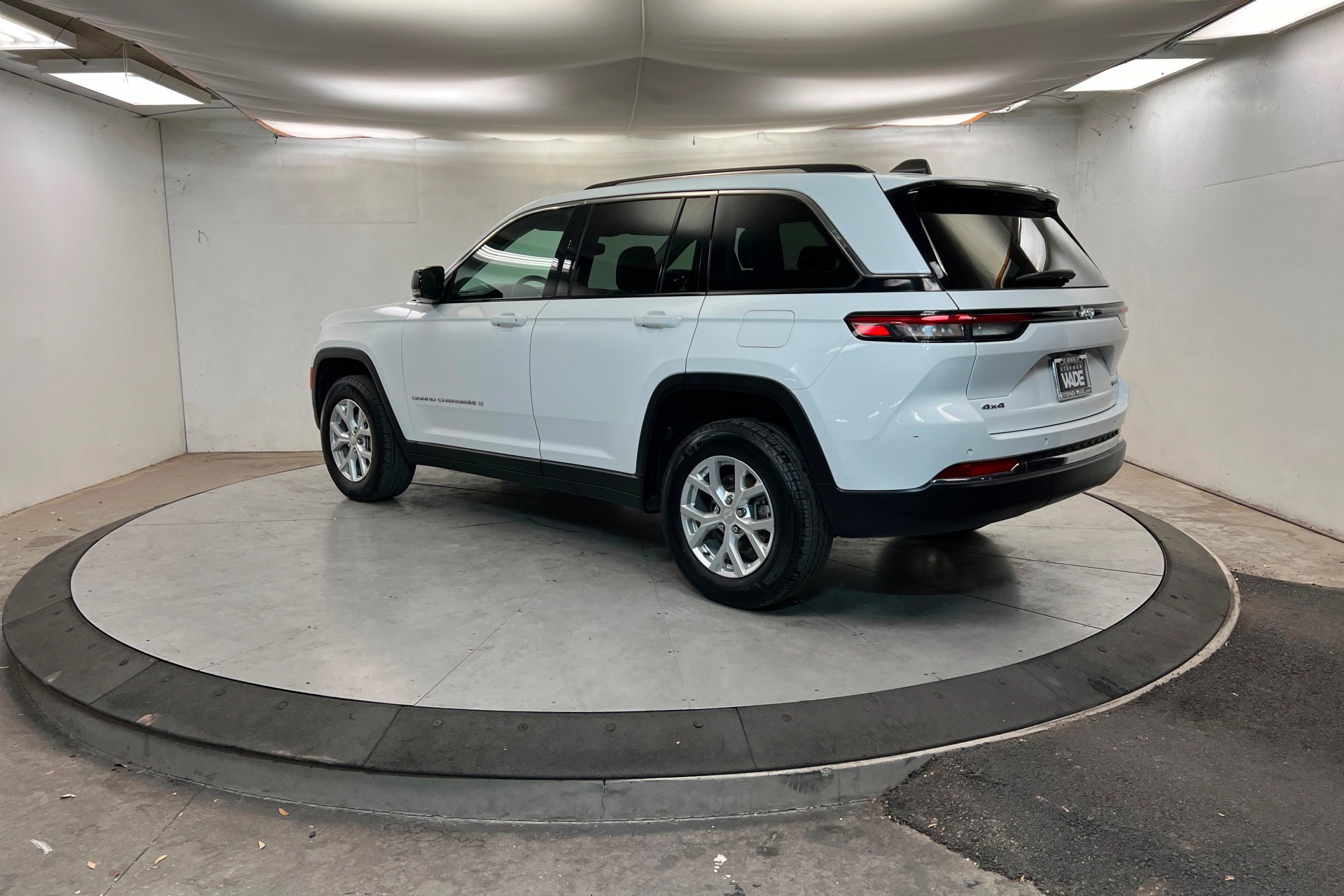 Used 2024 Bright White Clearcoat Jeep Limited image 3