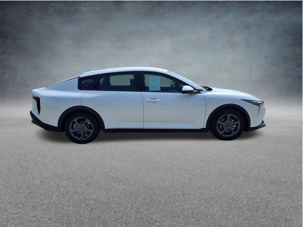 Used 2025 White Kia LXS image 10