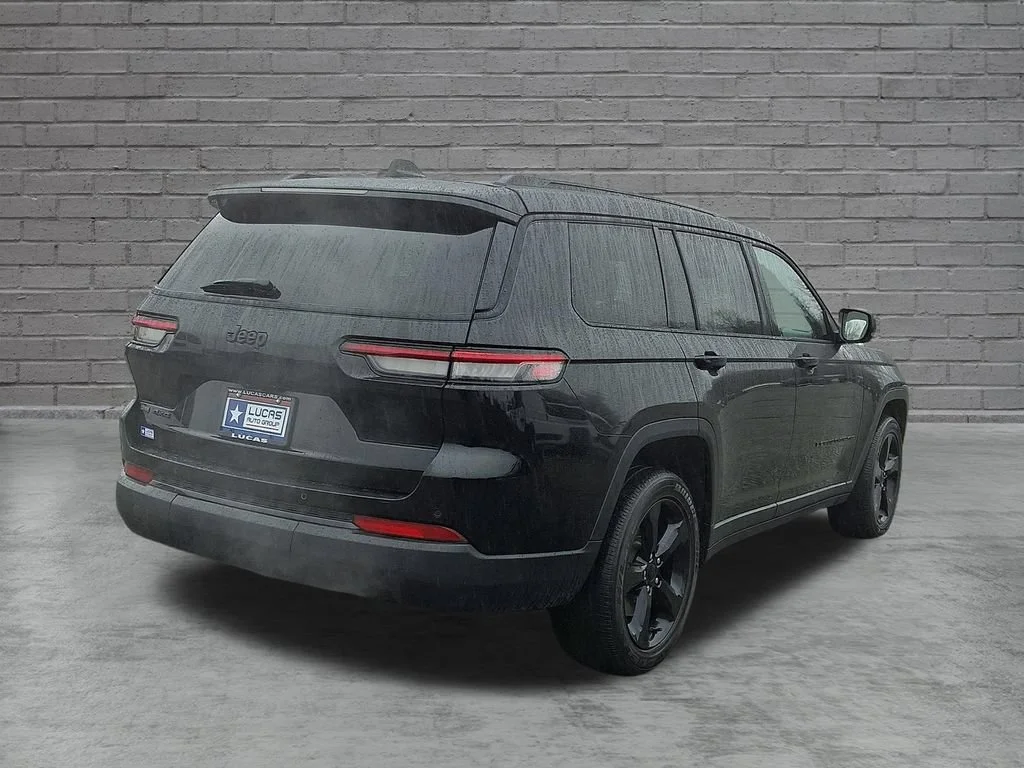 Used 2023 Diamond Black Crystal Pearlcoat Jeep Altitude image 11