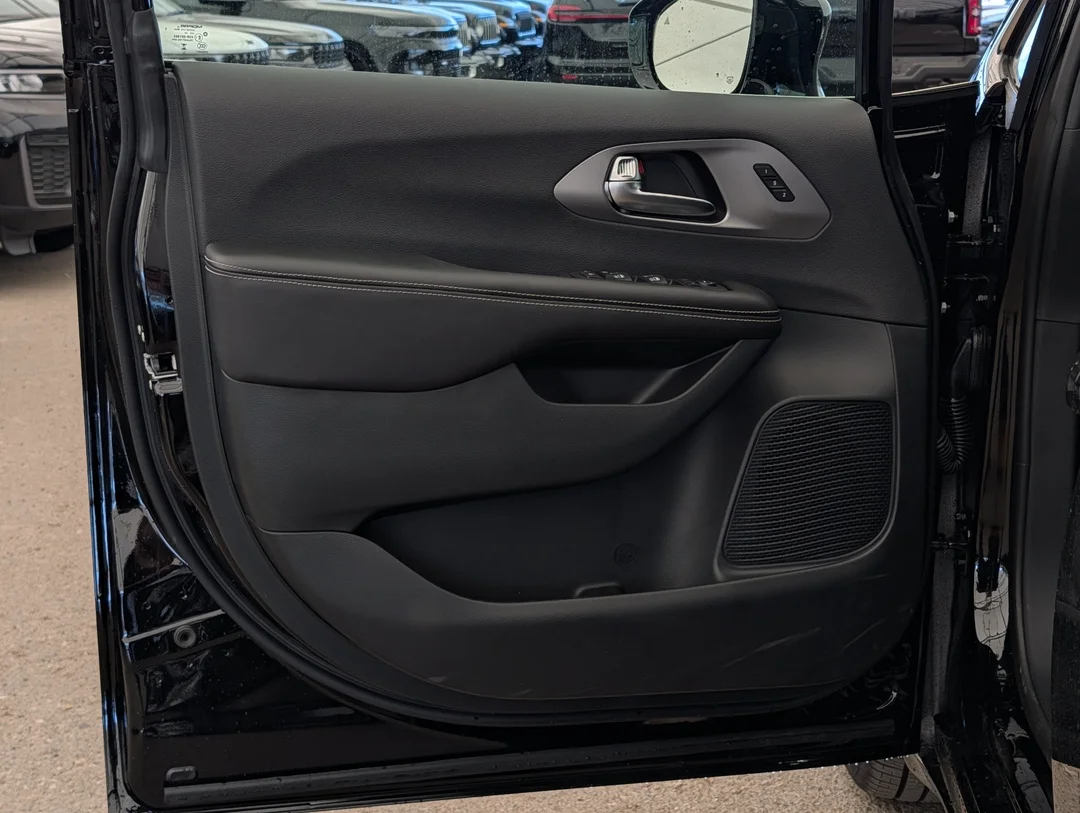 New 2027 Black Chrysler Select - - AWD - 3.6L Pentastar V6 - Adaptive Cruise Control - Blind Spot Monitor & More! image 12