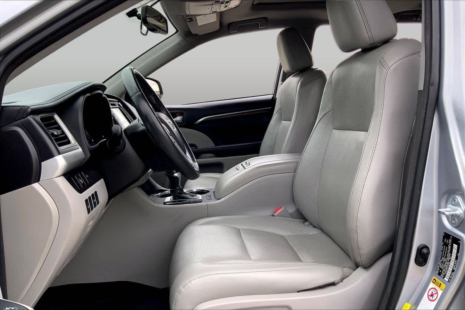 Used 2015 Silver Sky Metallic Toyota Limited image 8