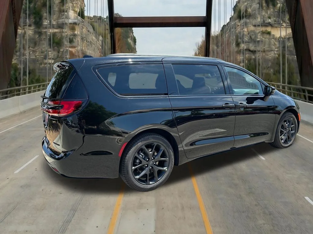 New 2027 Diamond Black Crystal Pearl-Coat Exterior Paint Chrysler Limited image 9
