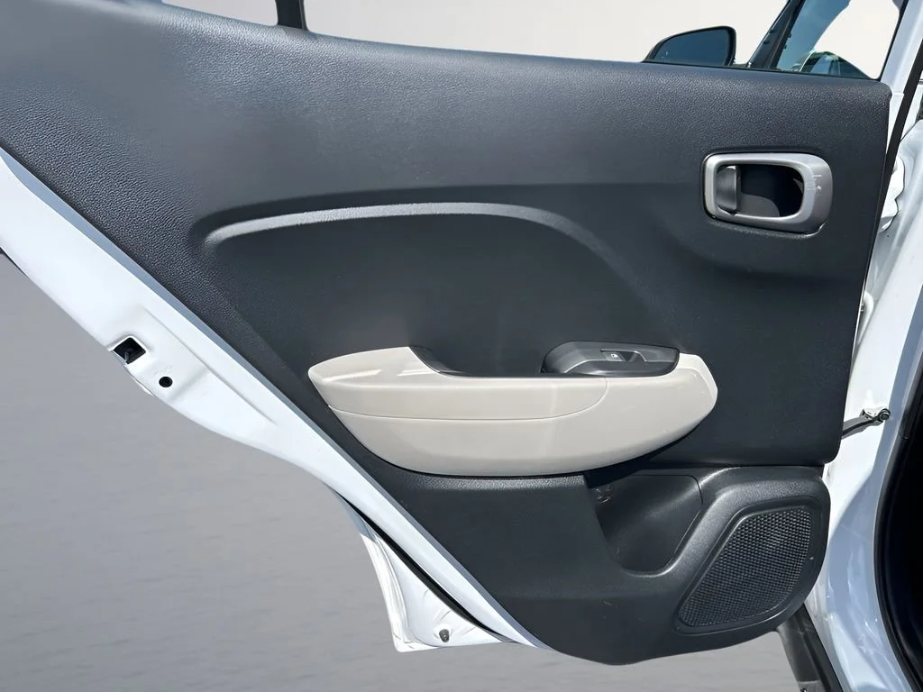 Used 2025 White Hyundai SEL image 25