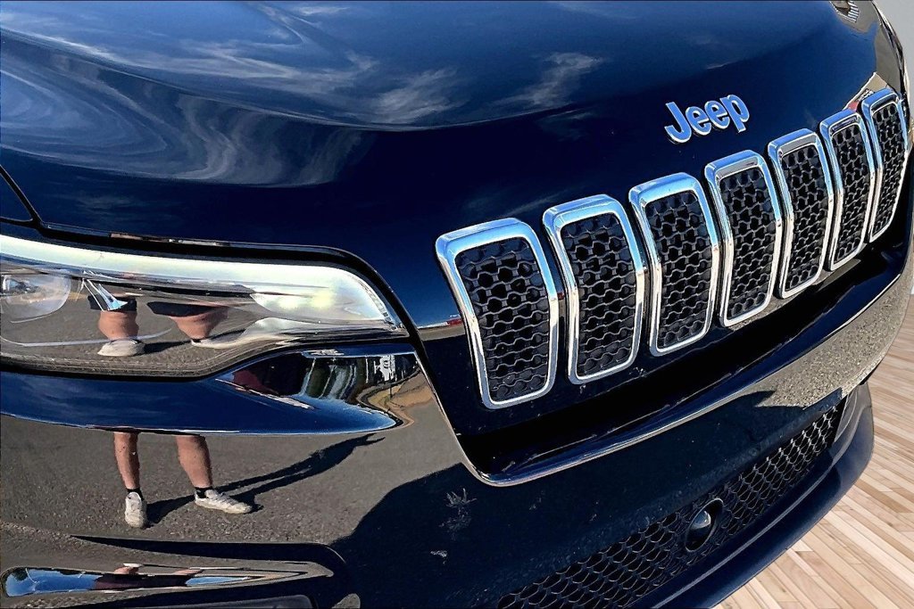 Used 2022 Black Jeep Latitude Lux image 26