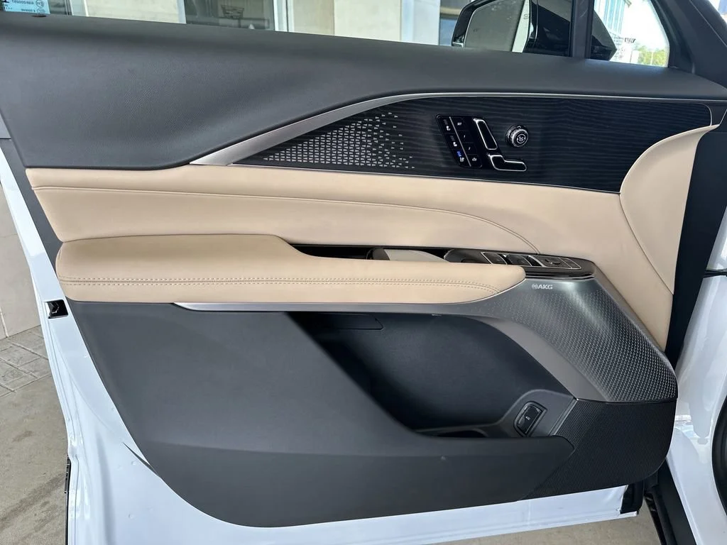 2026 Cadillac LYRIQ Signature Sport - Photo 7