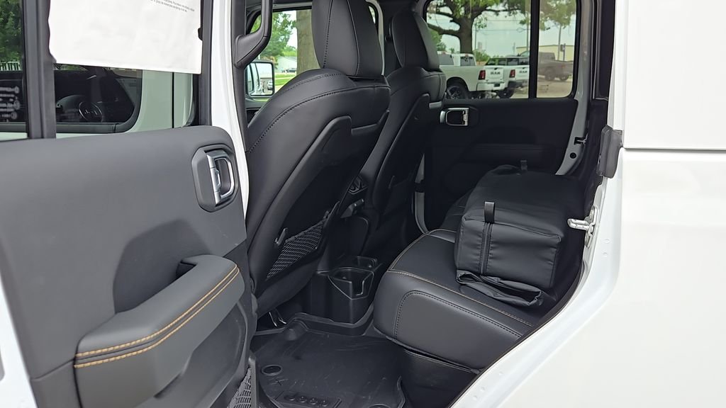 New 2026 Bright White Clear-Coat Exterior Paint Jeep Sahara image 24