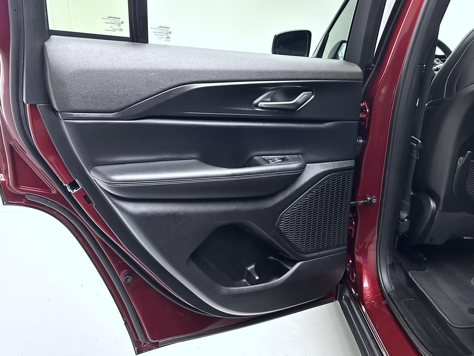 New 2025 Velvet Red Pearl-Coat Exterior Paint Jeep Altitude X image 20