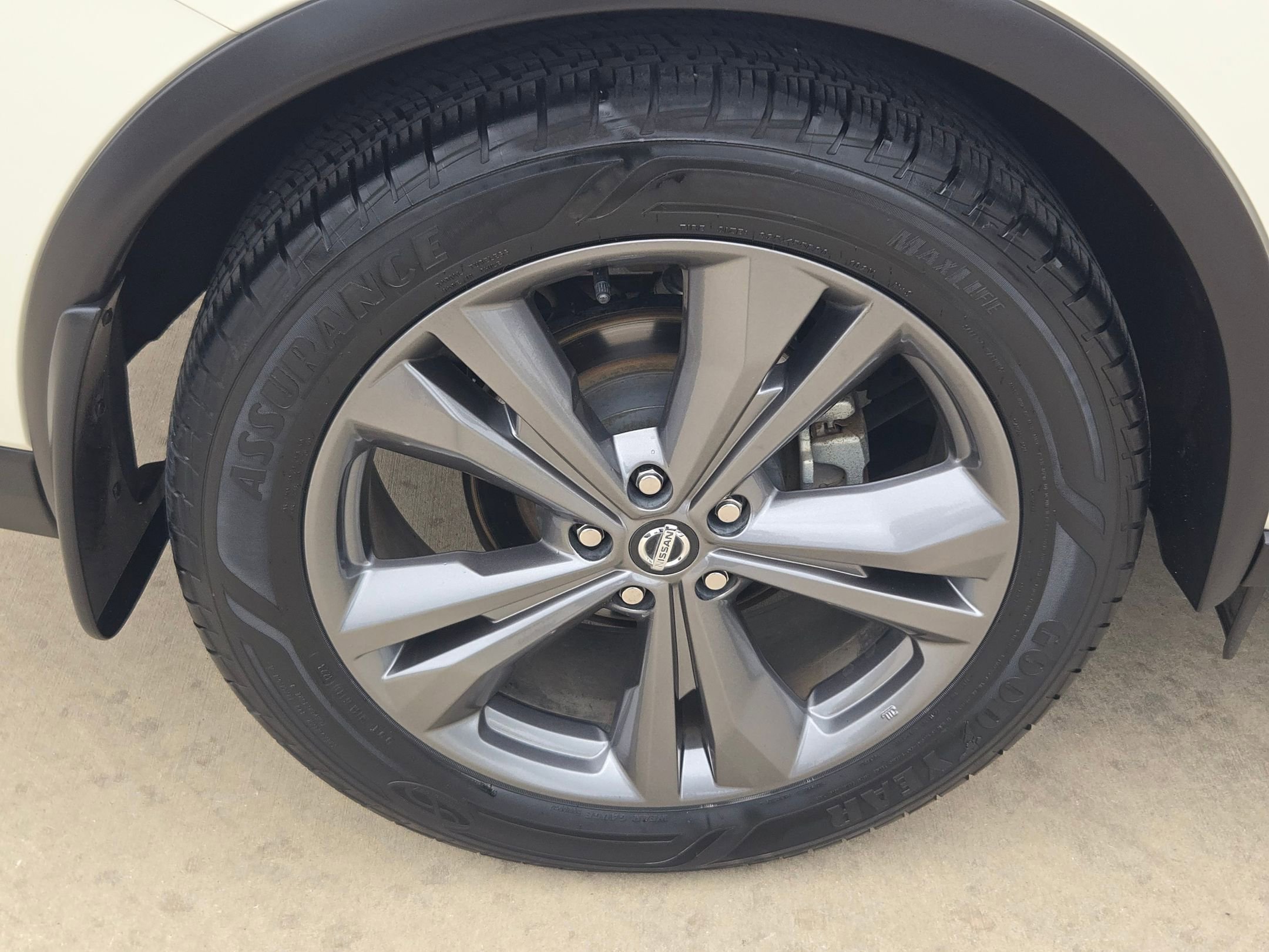 Used 2022 Pearl White Tricoat Nissan Platinum image 32